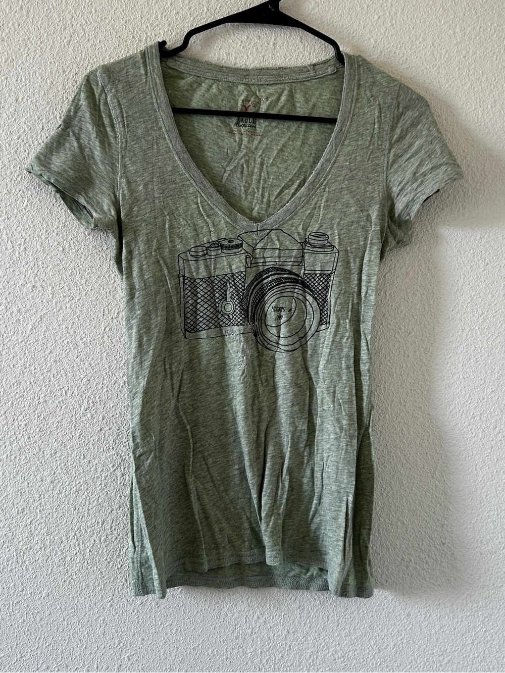 American Eagle Outfitters Camera Graphic Tee V-neck Women’s Medium Green